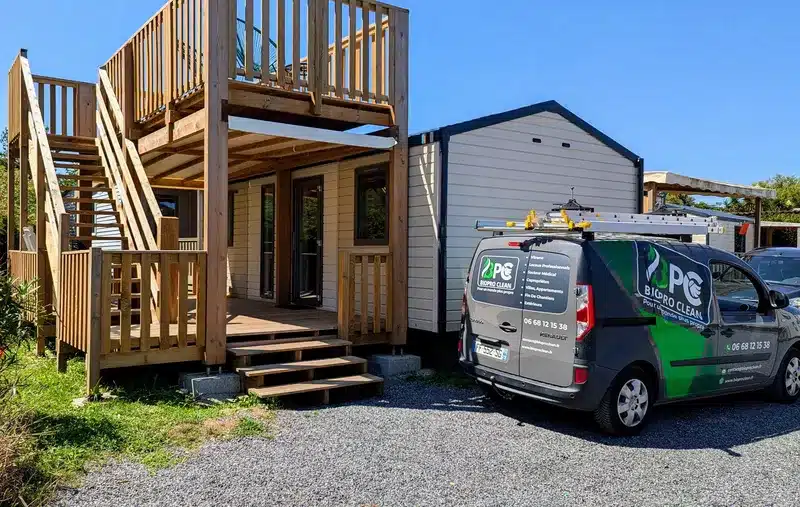 Camion floqué BPC bioproclean entreprise de nettoyage à bayonne sur la côte basque